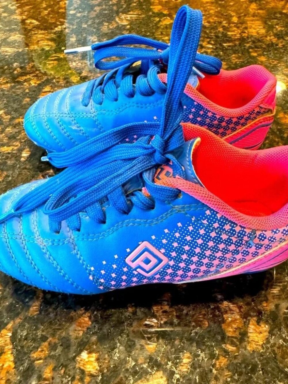 Dream Pairs Superflight-1k kids' soccer cleats in royal blue and fuchsia
